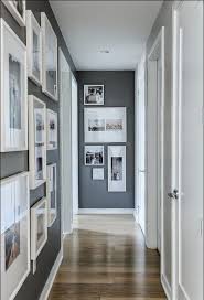 Couloir Gris Et Blanc Pour Laisser Une Premiere Impression Memorable Decorer Un Couloir Idee Deco Couloir Couloir Gris