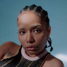 Allie Crow's Instagram, Twitter & Facebook