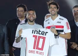 1º em desarmes (16) 1º em passes decisivos (14) 1º em dribles certos (8) 1º em cruzamentos certos (8) 1º. Jonas Adnan Giaever On Twitter Dani Alves Club Sao Paulo Position Right Back Number 10 The Charismatic Alves Was Given The No 10 Upon His Return To Brazilian Football And Not Only Was