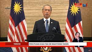 Malaysia's incoming prime minister muhyiddin yassin (left) receives documents from king. Xtn2bjzpr3m56m