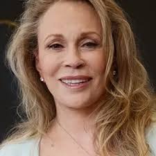 Quebrando regras de beleza, mulheres acima dos 50 assumem fios longos