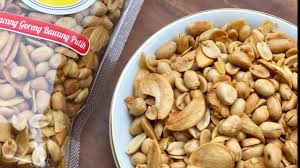 Kini hadir kacang goreng bawang putih dengan kemasan lebih unik dan pas sebagai kemasan cemilan dgn 2 ukuran, diantaranya:1. Kumpoel Kacang Goreng Bawang Putih Youtube