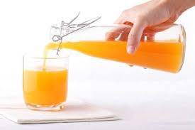 Mano Verter Suavemente El Jugo De Naranja De La Botella De La Vendimia En Un Vaso Jugo De Naranja Jugos Jugo