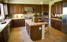 It is characterized by a medium brown color with golden undertones. Traditional Dark Wood Golden Kitchen Cabinets 07 Kitchen Design Ideas Org Kitchen Design Wood Kitchen Kitchen Ideals