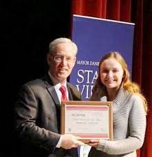 Carl Sandburg High School Senior Brooke Doman Received The Orland Park Has Heart Youth Volunteer Award She Won For Her Nearly 500 H Youth Volunteer
