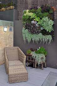 Inspired Exteriors Look At That Succulent Wall Hanging Jardins Pequenos Jardim Vertical Fotos De Jardim