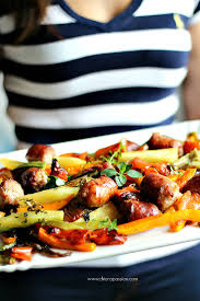 Peperoni, patate e cipolla, una volta cotti e ammorbiditi, rilasceranno succhi gustosissimi da raccogliere pucciando con del fragrante pane fresco. Verdure Al Forno Con Salsiccia Chiarapassion