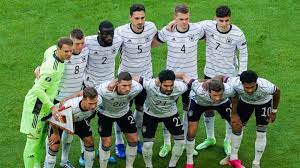 Beim fußball bildet sich jeder fan seine ganz eigene meinung zum spielverlauf. Egklinvmgjylcm