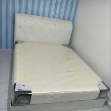 Katil saiz queen dipanggil katil double, dicirikan oleh keselesaan dan dimensi besar. Katil Queen Dan Tilam 8inch Set Katil Queen Dan Tilam Queen Bed Set Katil Murah Shopee Malaysia