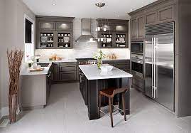 Occasionally the lighting conditions bring out a dark beige in the colour, but 95% of the time it looks grey, whether under natural light or electric light…. Brillant Entworfenes Dreistockiges Modernes Modellhaus In Toronto Cover Kitchen Design Kitchen Dining Room Modern Kitchen