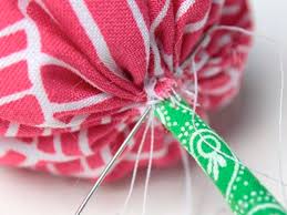 Vous avez été plusieurs à me demander de réaliser un origami fleur, alors voici un joli modèle de tulipe en papier ! Tuto Cousez Un Bouquet De Tulipes En Tissu