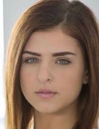 Celebrities with middle name: Leah