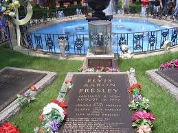 The parents of gladys presley are doll smith, bob smith. Photo Of Elvis Presley S Tombstone Why Is His Middle Name Misspelled Steemit