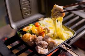 キャンプで作るホットサンドは 耳カリカリでジューシー 簡単だけど 魔法のように美味しい朝ごはんを作れるホットサンドメーカー そんな万能調理器具を ホット サンドだけ に使うのはもったいないと思いませんか 今回は パンを使わないホットサンドメーカーアレンジ