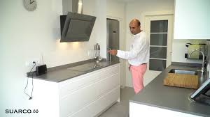 Una cocina gris y blanca puede realzar su belleza con lámparas de diseño que se adapten a las diferentes áreas que consideres indispensables. Cocina Moderna Blanca Dos Frentes Con Zona Comedor Encimera De Silestone Gris Expo Youtube