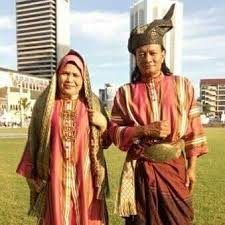 Kain samping yang terbuat dari kain tenun dari siak baju tradisional melayu merujuk kepada baju tradisional orang melayu, terutamanya baju melayu dan baju kurung. Pakaian Tradisional