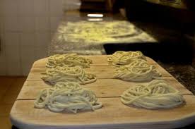 Per preparare i pici fatti a mano, si impasta energicamente per 10 minuti la farina con l'acqua tiepida e una presa di sale. Pici Fatti In Casa Picture Of Sassomatto Terranuova Bracciolini Tripadvisor