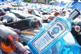 Dua botol miras ditemukan di ruang publik lapangan ggm majalengka, rabu (14/4/2021) pagi. Ratusan Botol Miras Diamankan Polisi Tasikmalaya