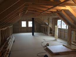 Monter ett eller to innfelte spotlys skråtak og trang plass skaper hodebry for interiørarkitekter, men det finnes. Loft Trollveien 34