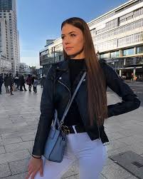 Przysłała mi zdjęcie, żebym zobaczyła, do jakich mężczyzn jadę. Emilia Bte