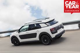 Podjechałem pod dom, wytaszczyłem kilka rzeczy z bagażnika, wsiadłem do auta i zaraz po ruszeniu ujrzałem następujący komunikat: Citroen C4 Cactus 2017 Car Of The Year Contender