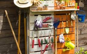 Diy Meuble Palette Pour Ranger Ses Outils Rangement Outils Jardin Rangement Jardinage Porte Outils Mural