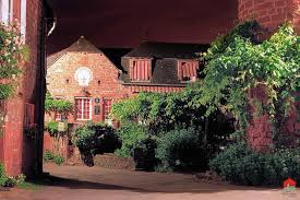 Collonges La Rouge Les Plus Beaux Villages De France Site Officiel Collonges La Rouge Beaux Villages Village Francais