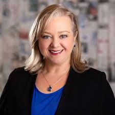 Catherine Lindsey's Instagram, Twitter & Facebook