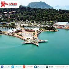 Ia terletak 32 kilometer (20 batu) daripada pantai timur negeri ini, dan panjangnya sekitar 39 kilometer (24 batu) dan lebar 12 kilometer (7.5 batu). Langkawi Merupakan Salah Satu Tempat Wisata Favorit Di Malaysia Disini Anda Dapat Melihat Gugusan Pulau Pulau Ya Langkawi Beaches In The World Malaysia Beach
