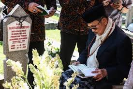 Debu malam meragut kenangan menyedarkan dari lamunanku percintaan dalam perjuangan kau abadi srikandi cintaku. Habibie Pun Bertemu Kembali Dengan Cinta Sejatinya Antara News