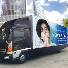 アイドル教室メンバー直筆サイン入り】トラック広告メインデザイン横断幕（窓屋様の広告幕の制作事例｜横断幕・懸垂幕専門店のMAKUSHOP│株式会社）