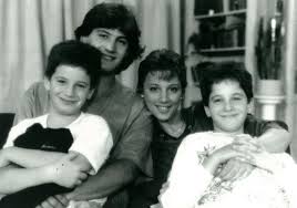 Ha értesülni szeretnél róla, hogy mikor lesz ez a tv műsor, akkor használd a műsorfigyelő szolgáltatást! Emlekszel Meg A Spah Ikrekre Igy Neznek Ki Most A Familia Kft Sztarjai Hazai Sztar Femina