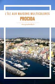 Procida L Ile Aux Maisons Multicolores Dans La Baie De Naples Voyage A Naples Ou Aller En Italie Naples