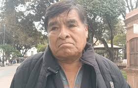 Padres del Kinder Gerardo Vaca Guzman toman acciones ante persona que  merodeaba y registraba a los niños