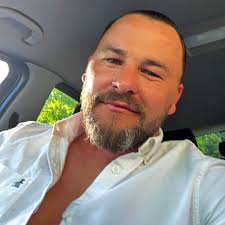 Ein voller (!) Betonmischer ist umgekippt. Jetzt blockieren 38 Tonnen die  Straße :O