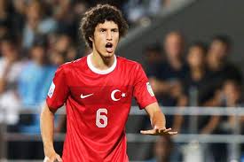 Salih uçan'dan seken topu iyi takip eden de rossi, yaptığı bitirici vuruşla golü kaydetti. Roma Reportedly Sign Salih Ucan From Fenerbahce For 10m Chiesa Di Totti