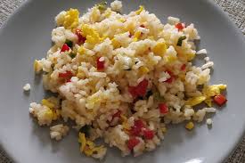 Adaugam ardeiul si roșiile și mai lăsăm câteva minute. Orez Cu Legume Si Ou Lili Gateste