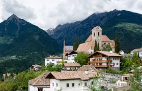 Der feiertag christi himmelfahrt wird immer am 39.tag nach dem ostersonntag gefeiert und wird daher in jedem jahr an einem donnerstag begangen. Datei Ortszentrum Schenna Mit Maria Himmelfahrt 2015 Jpg Wikipedia