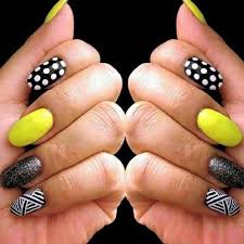 Manucure Deco En Noir Et Jaune Neon Nails Yellow Nails Neon Nail Designs