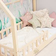 Ein skandinavisches, handgefertigtes bett (hausbett) mit rausfallschutz farbe ein stabiler rausfallschutz für das kinderbett ist ein muss in jedem kinderzimmer. Hausbett Kinderbett Mit Rausfallschutz Naturholz Bell Nuo Skandi Hausbett