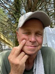 60-year-old man achieves 21 pull-ups and shares his woodwork profession