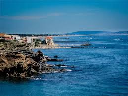 La plage des falaises du cap d'agde est située entre la plage du mole et la grande conque au début de la zone des falaises. Camping Cap D Agde Camping And Caravanning Holidays Agde 34300 Herault