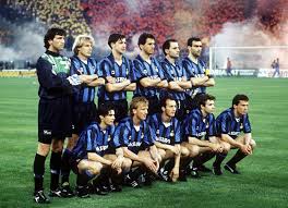 El inter cambia de nombre y de escudo el inter exhibe la 'supercoppa', el 'scudetto', el mundial de clubes y la champions ganadas entre 2010 y 2011. Inter De Milan La Heraldica De Giorgio Muggiani Apuntes De Rabona