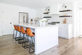 Die besten bäder beginnen mit einer guten planung. White Shiplap Vent Hood With Vintage Leather Counter Stools Transitional Kitchen