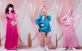 Model busana muslim modern untuk anak muda yang simple dan elegan • busana muslim modern untuk pesta busana muslim modern ini berupa long dress yang memanjang hingga mata kaki dengan tambahan lilitan hijab kreasi modern atau hijab cepol.kamu bisa menambahkan aksen sabuk kecil serta cardigan atau blazer sebagai pemanis. 5 Model Pakaian Yang Bisa Dijadikan Baju Muslim Anak Perempuan Bukareview