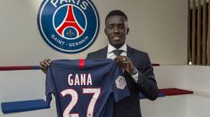 Gündoğan, idrissa gueye'nin ayak bileğine basmasının ardından kendini yere bıraktı. Idrissa Gueye Completes Move To Psg