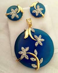 Beena shah adlı kullanıcının gold .diamond and antique jewellery  panosundaki Pin, 2025