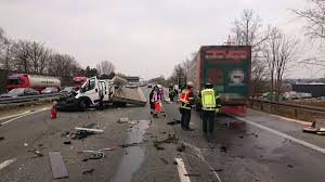 Potrivit isu giurgiu, pompierii din cadrul detașamentului bolintin deal asigură măsurile psi în urma unui accident rutier ce a avut loc la km 22 … Schwerer Unfall Auf Der A1 Bei Unna Kleintransporter Kracht In Lkw Nrw