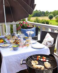Werbung Fur Edeka Der Tisch Ist Gedeckt Der Grill Ist Heiss Kommt Zu Tisch Es Gibt Lecker Gegrilltes Ob Gemuse Fleisch Table Decorations Decor Home Decor