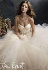 Lazaro perez, der designer des lazaro und tara keely sammlungen, ist für seine einwandfreie passform und glamourös mit exquisiten sammlungen bördeln und stickerei mit dramatischen. Lazaro Bridal Deutschland Rajeshmotors Com